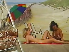 De lèsbyan jwe nan plaj jan nou koumanse