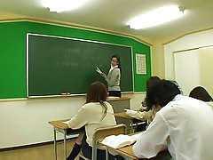 Babe gets li tiny tits bo ak vajen niche pa stud